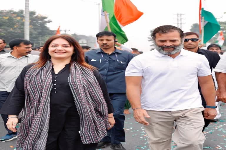 Pooja Bhatt briefly joins the Congress partys Bharat Jodo Yatra Hyderabad city in Telangana