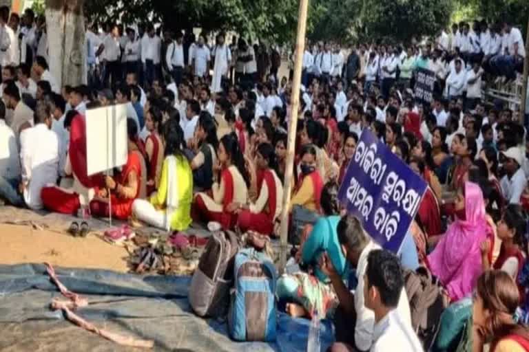 vocational trainer protest at lower pmg demands for permanent employment