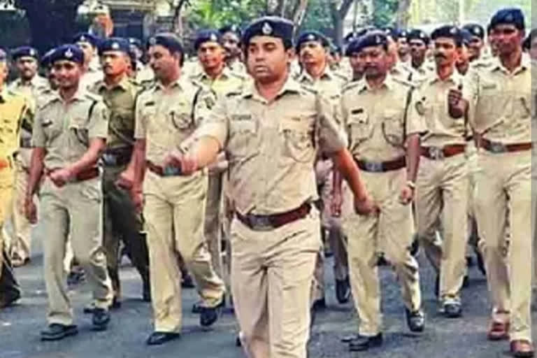 नवनियुक्त पुलिसकर्मियों को नियुक्ति पत्र