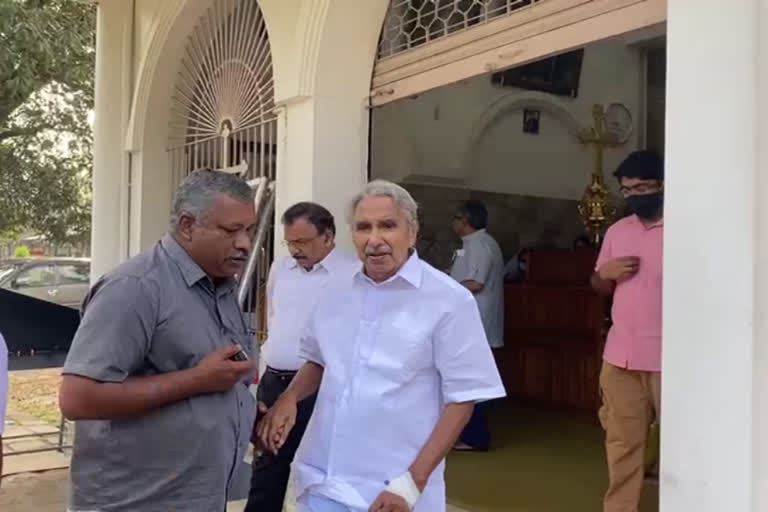 oommen chandy visit puthuppally kottayam  oommen chandy visit puthuppally  oommen chandy back to puthuppally  puthuppally oommen chandy  oommen chandy germany treatment  germany treatment oommen chandy  ജർമനി യാത്ര ഉമ്മൻചാണ്ടി  പുതുപ്പള്ളി സന്ദർശിച്ച് ഉമ്മൻചാണ്ടി  പുതുപ്പള്ളി സന്ദർശനം ഉമ്മൻചാണ്ടി  ഉമ്മൻചാണ്ടി പുതുപ്പള്ളി  പുതുപ്പള്ളി മണ്ഡലം  കോട്ടയം പുതുപ്പള്ളി  ഉമ്മൻചാണ്ടി  പുതുപ്പള്ളി പള്ളി ഉമ്മൻചാണ്ടി  മുൻ മുഖ്യമന്ത്രി ഉമ്മൻചാണ്ടി  ഉമ്മൻചാണ്ടി പുതുപ്പള്ളിയിൽ എത്തി  പാമ്പാടി ദയറി  മണർകാട് പള്ളി ഉമ്മൻചാണ്ടി  ഉമ്മൻചാണ്ടി പാമ്പാടി ദയറി സന്ദർശനം  manarkad church  puthuppalli church