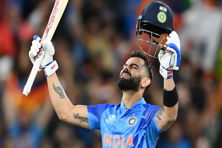 വിരാട് കോലി  Virat Kohli  Virat Kohli New Record  ടി20 ലോകകപ്പ്  T20 World Cup  ടി20 ലോകകപ്പിൽ പുതിയ റെക്കോഡുമായി കോലി  ഇന്ത്യൻ റണ്‍ മെഷീൻ  Kohli becomes top run scorer in T20 World Cup  കോലി  സച്ചിനെ മറികടന്ന് കോലി  ടി20 ലോകകപ്പിലും രാജാവായി കോലി  T20 World Cup 2022