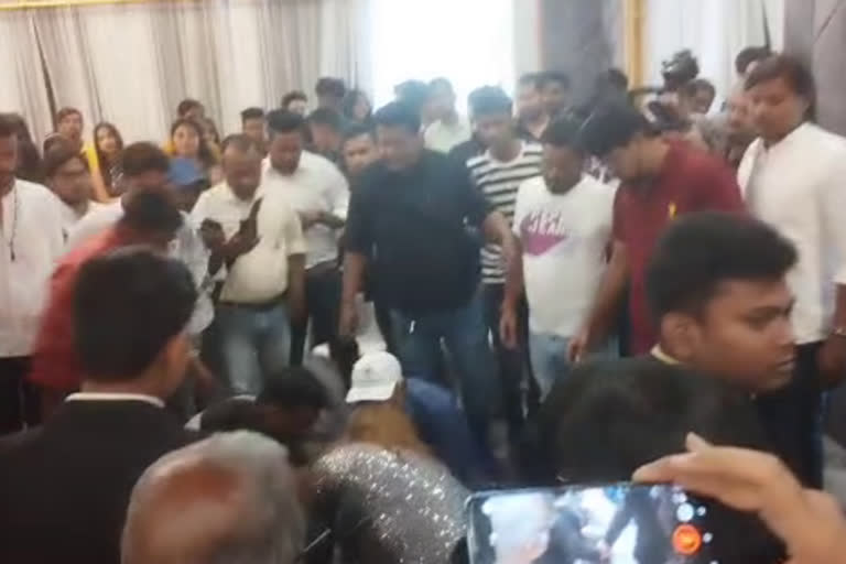 fan-faints-in-bhojpuri-actor-khesari-lal-program-in-patna