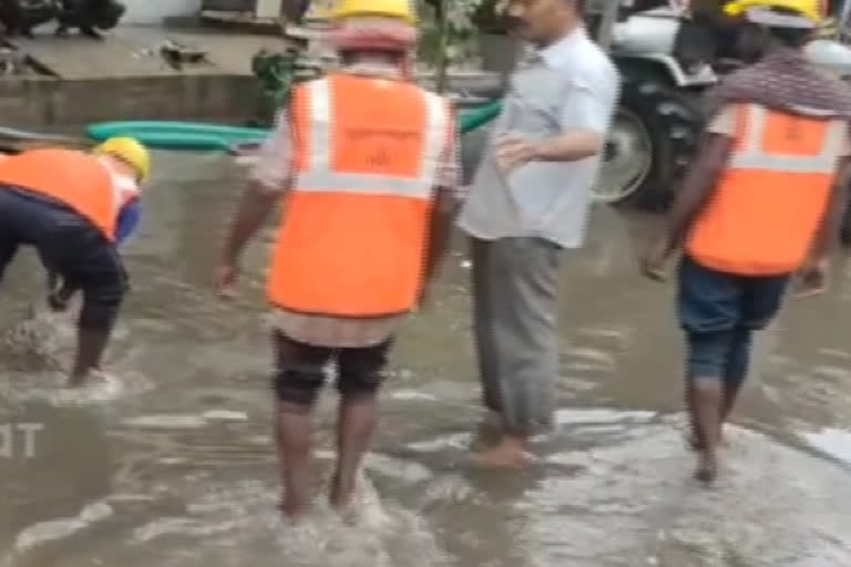 ஒரு நாள் இரவில் ’பிரி காஸ்ட்’ முறையில் மழைநீர் வடிகால் அமைப்பு...!