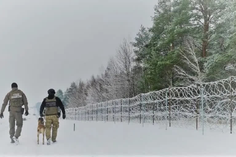 Poland lays razor wire on border with Russia's Kaliningrad