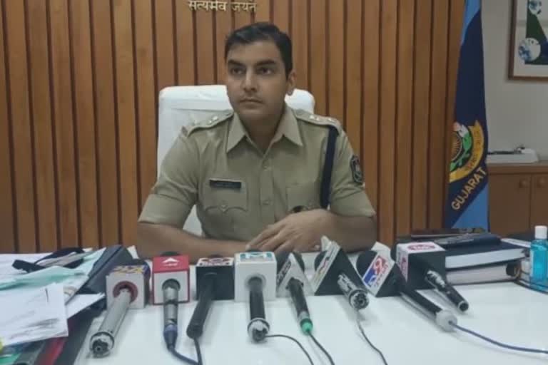 मोरबी पुल हादसे में पुलिस का रेस्क्यू ऑपरेशन