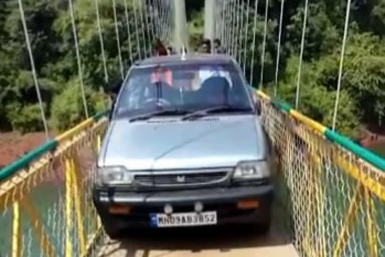 Yong man detained  Yong man detained over car runs on flyover  car runs on flyover in uttara kannada  ತೂಗು ಸೇತುವೆ ಮೇಲೆ ಕಾರು ಚಲಾಯಿಸಿ ದರ್ಪ  ಓರ್ವ ಯುವಕ ಪೊಲೀಸರ ವಶಕ್ಕೆ  ಗುಜರಾತ್​ ಬ್ರಿಡ್ಜ್​ ದುರಂತ  ಉತ್ತರ ಕನ್ನಡ ಜಿಲ್ಲೆಯಲ್ಲಿ ಕೆಲವರು ಉದ್ಧಟತನ  ಮೊರ್ಬಿಯಲ್ಲಿ ಸೇತುವೆ ಕುಸಿದು ನೂರಾರು ಜನರು ಜಲಸಮಾಧಿ  ತೂಗುಸೇತುವೆ ಮೇಲೆ ಕಾರು ಚಲಾಯಿಸಿ ದರ್ಪ  ಓರ್ವ ಸ್ಥಳೀಯ ಯುವಕನನ್ನು ಜೋಯಿಡಾ ಪೊಲೀಸರು ವಶ