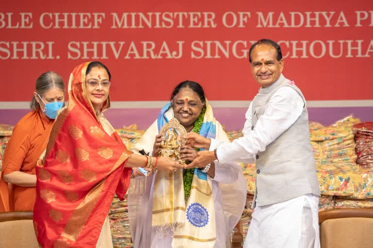 MP Cm Shivraj meets Mata Amritanandamayi Amma
