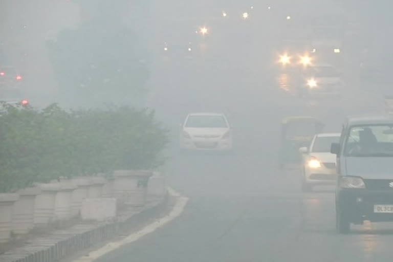 Delhi wakes up to thick smog, air quality index dips to 'severe'