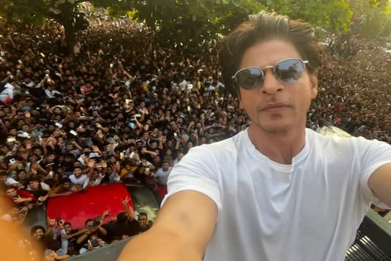 Shah Rukh Khan shares selfie video with fans  Shah Rukh Khan shares selfie  Mannat  Shah Rukh Khan  സ്‌നേഹ കടല്‍  മന്നത്തിന് മുമ്പില്‍ ആരാധക പ്രവാഹം  വൈറല്‍ വീഡിയോയുമായി ഷാരൂഖ്  ഷാരൂഖ്  ഷാരൂഖ് ഖാന്‍  കിംഗ്‌ ഖാന്‍  Shah Rukh Khan with fans from Mannat