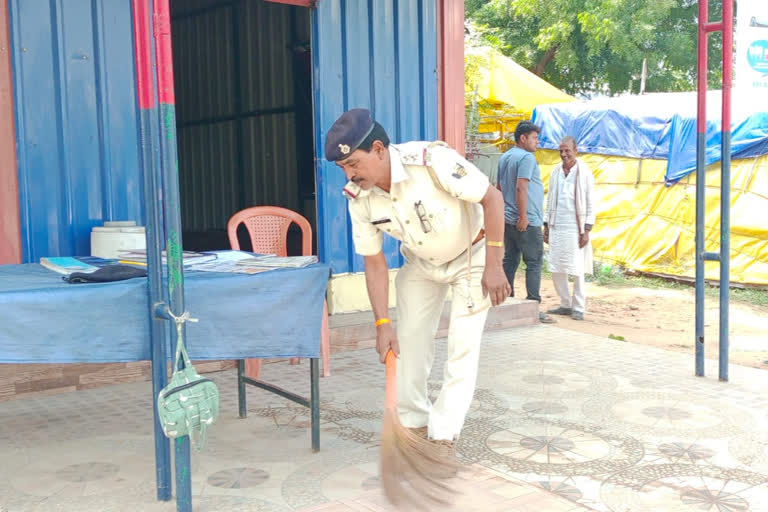 बोधगया यातायात थाने के पुलिसकर्मी खुद लगा रहे झाड़ू