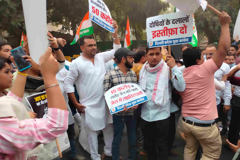 दिल्ली में आप के खिलाफ यूथ कांग्रेस का प्रदर्शन