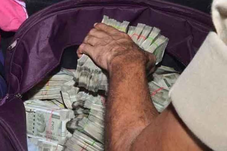 after-recovering-rs-33-lakh-cops-took-their-shares-keeping-rs-18-lakh-aside-in-kolkata