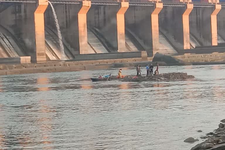 boat overturn in narmda of omkareshwar