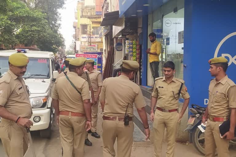 कार्रवाई करती पुलिस टीम