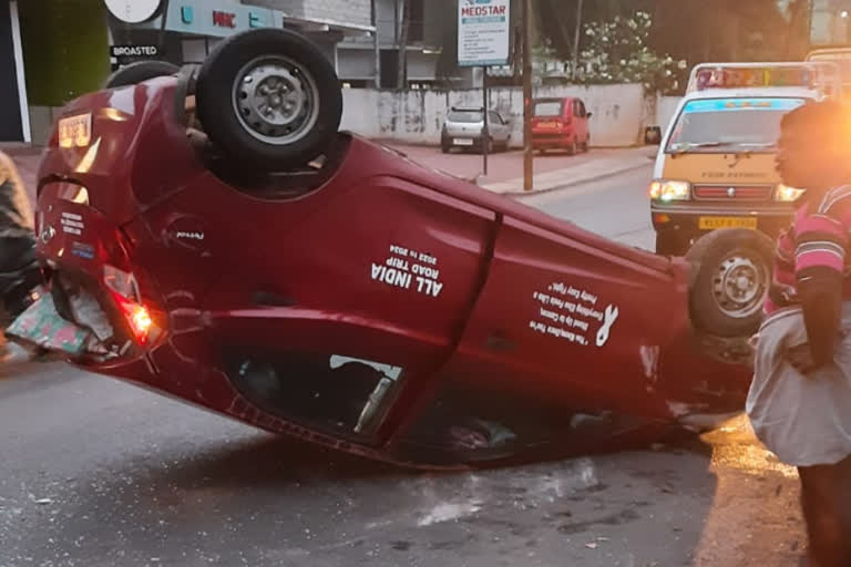 thamaressery car accident  car accident  kozhikode  താമരശേരി  നിയന്ത്രണം വിട്ട കാര്‍ തലകീഴായി മറിഞ്ഞു  കാഞ്ഞിരപ്പള്ളി