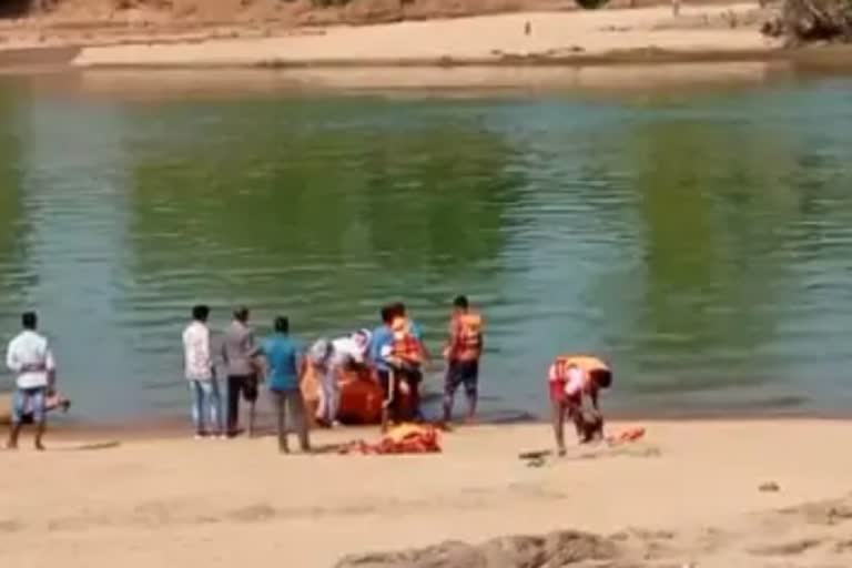 दंतेवाड़ा के इंद्रावती नदी पर हादसा, नाव पलटने से डूबा युवक