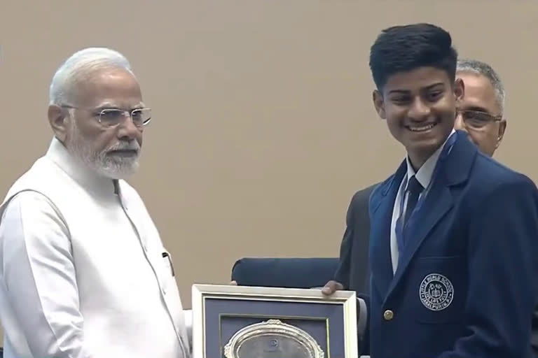 pm rewarded jabalpur student in delhi