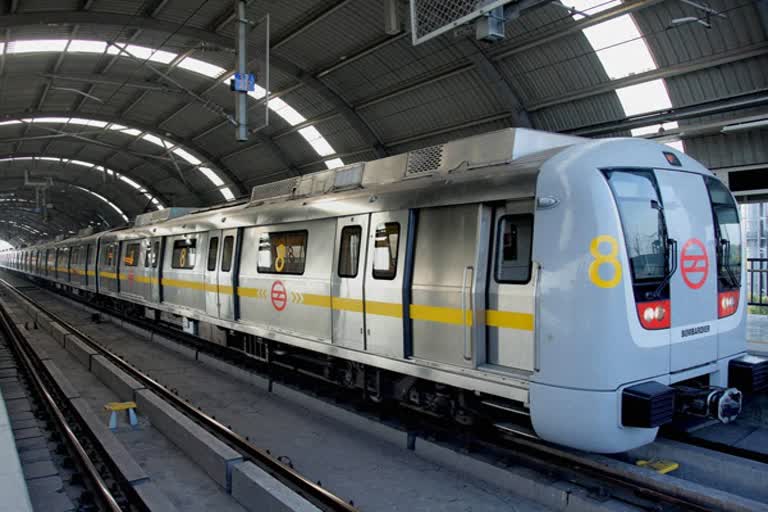 man-urinates-on-delhi-metro-rail-tracks