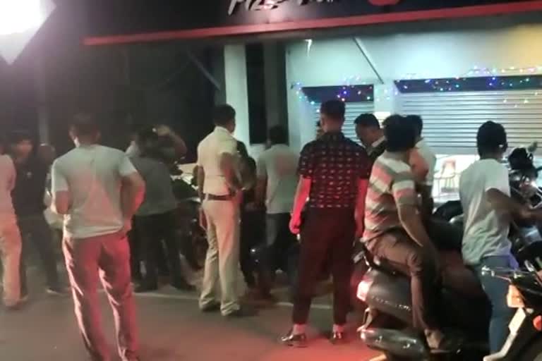 drunken-girl-creates-ruckus-with-public-at-udupi