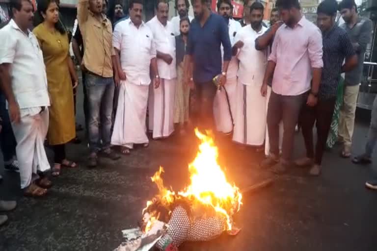 Arya Rajendran  effigy burned  Thiruvananthapuram mayor  Thiruvananthapuram  kottayam  മേയര്‍  ആര്യാ രാജേന്ദ്രന്‍റെ കോലം  യൂത്ത് കോൺഗ്രസ്  പ്രതിഷേധം  ജില്ല സെക്രട്ടറി  കത്തു നല്‍കിയ സംഭവത്തില്‍  കോട്ടയം