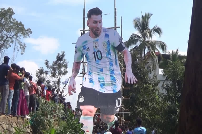 messi cutout fell down in malappuram  messi cutout in malappuram  messi cutout  malappuram football cutout  ഇന്ത്യയിലെ തന്നെ ഏറ്റവും വലിയ കട്ടൗട്ട്  കട്ടൗട്ട് മെസ്സി  മെസ്സി കട്ടൗട്ട്  എടക്കര മെസ്സിയുടെ കട്ടൗട്ട്  എടക്കരയിൽ മെസ്സി കട്ടൗട്ട്  ഉയർത്തുന്നതിനിടെ നിലംപതിച്ച് കട്ടൗട്ട്  മെസ്സിയുടെ കട്ടൗട്ട്  അർജന്‍റീന ആരാധകർ  എടക്കര