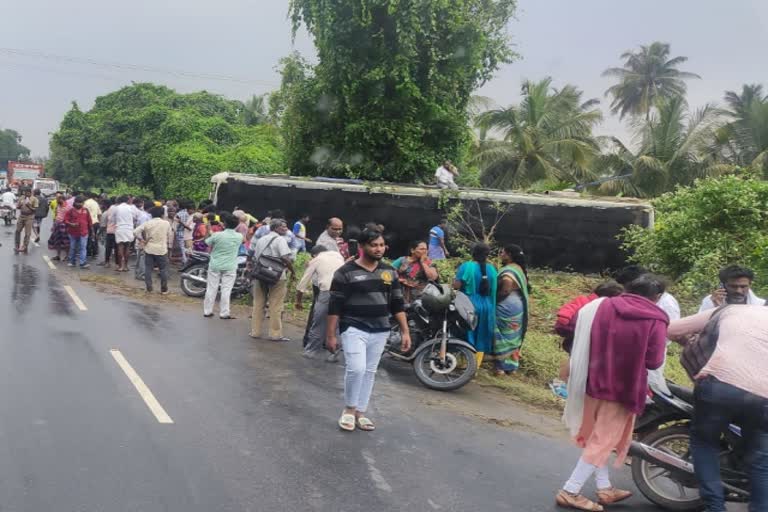 பேருந்து கவிழ்ந்து விபத்து