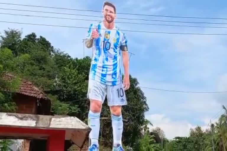 messi cut out at cheemeni kannur  ഏറ്റുകുടുക്കയിൽ 37 അടി ഉയരമുള്ള ലയണൽ മെസി  ലയണൽ മെസിയുടെ കൂറ്റൻ കട്ടൗട്ട്  ഏറ്റുകുടുക്കയിലെ മെസി  നെയ്‌മറിൻ്റെ കട്ടൗട്ട്  കേരള വാർത്തകൾ  മലയാളം വാർത്തകൾ  ലോകകപ്പ്  കണ്ണൂർ മെസിയുടെ കൂറ്റൻ കട്ടൗട്ട്  Lionel Messi cut out  Lionel Messi cut out at ettukudukka  kerala latest news  malayalam news  neymar cut out  world cup  Lionel Messi cut out kannur