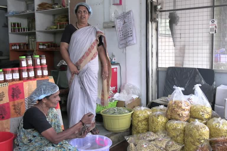 kudumbasree food production  nedunkandam  idukki  ഇടുക്കി  നെടുങ്കണ്ടം  നെടുങ്കണ്ടം ലക്ഷ്‌മി സ്‌പൈസസ്  കുടുംബശ്രീ സംരംഭം  IDUKKI LOCAL NEWS  കുടുംബശ്രീ  ഇടുക്കി  വനിതാ കൂട്ടായ്‌മയുടെ രുചി വൈവിധ്യങ്ങൾ