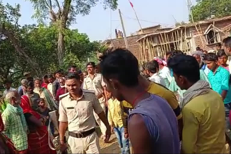 गांव में पुलिस को बनाया बंधक