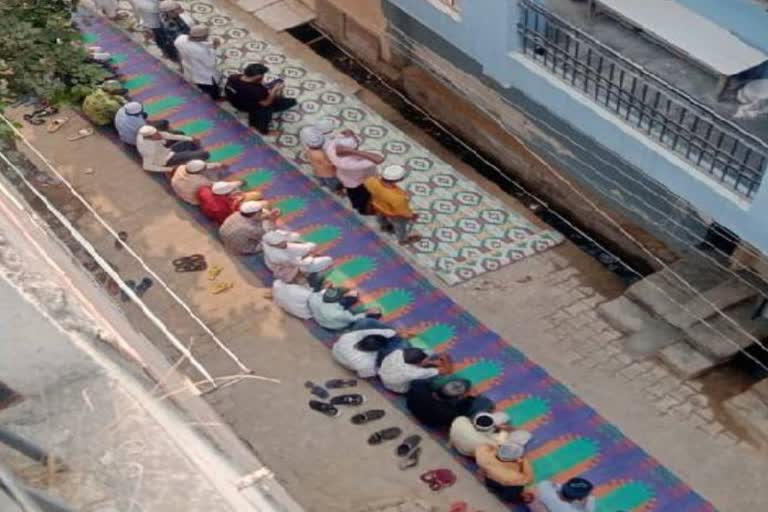 Namaz on road in Ghaziabad