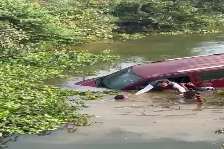 Car fell drain in Sipat