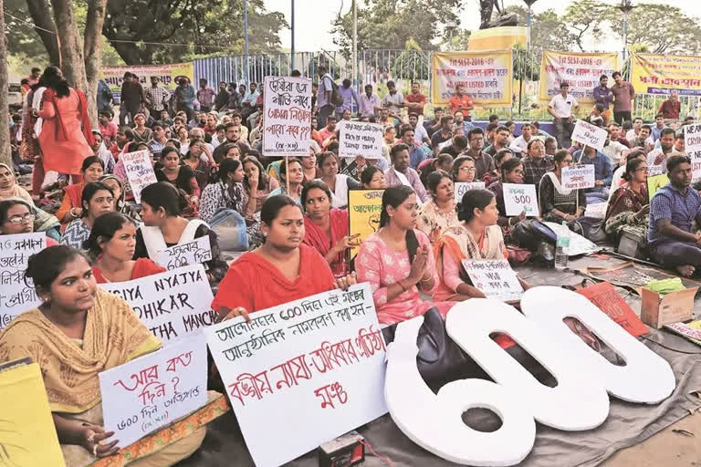 Calcutta High Court reserves verdict on SSC Agitation near Mahatma Gandhi Statue