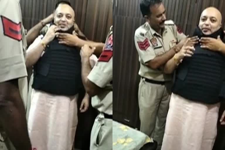 police distribue bullet jacket Hindu leaders
