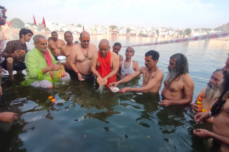 Saints took holy dip in Pushkar Sarovar on Brahma Chaturdashi