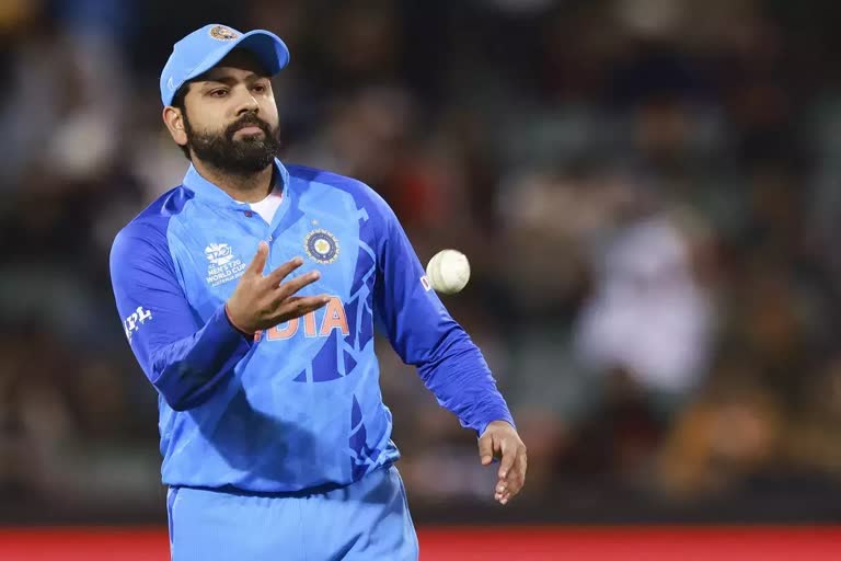 India vs England  T20 World Cup 2022  T20 World Cup  Rohit Sharma  Rohit Sharma news  രോഹിത്തിന്‍റെ കയ്യില്‍ പന്തിടിച്ചു  രോഹിത് ശര്‍മ  ടി20 ലോകകപ്പ്  ടി20 ലോകകപ്പ് 2022  ഇന്ത്യ vs ഇംഗ്ലണ്ട്