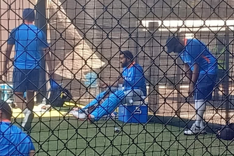 T20 World Cup semi final  india vs england semi final  Rohit Sharma Sustains Forearm Injury  India Captain Rohit Sharma  ಟಿ20 ವಿಶ್ವಕಪ್‌ ಸೆಮಿಫೈನಲ್‌  ಭಾರತ ಮತ್ತು ಇಂಗ್ಲೆಂಡ್‌ ನಡುವೆ ಸೆಮಿಫೈನಲ್ ಪಂದ್ಯ  ಟಿ20 ವಿಶ್ವಕಪ್ ಕ್ರಿಕೆಟ್‌ ಟೂರ್ನಿಯ ಸೆಮಿಫೈನಲ್  ಟೀಂ ಇಂಡಿಯಾ ನಾಯಕ ರೋಹಿತ್ ಶರ್ಮಾ ಗಾಯ  ನೆಟ್‌ ಪ್ರಾಕ್ಟಿಸ್‌ನಲ್ಲಿ ನಿರತರಾಗಿದ್ದ ಟೀಂ ಇಂಡಿಯಾ  ರೋಹಿತ್ ಶರ್ಮಾ ಅವರ ಮುಂದೋಳಿಗೆ ಗಾಯ  ಭಾರತ ಮತ್ತು ಇಂಗ್ಲೆಂಡ್‌ ನಡುವೆ ಸೆಮಿಫೈನಲ್ ಪಂದ್ಯ  ನೆಟ್ಸ್‌ನಿಂದ ನಿರ್ಗಮಿಸಿದ ರೋಹಿತ್