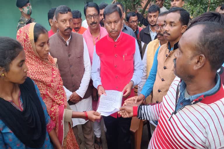 Union Minister Arjun Munda met  victim family in Simdega