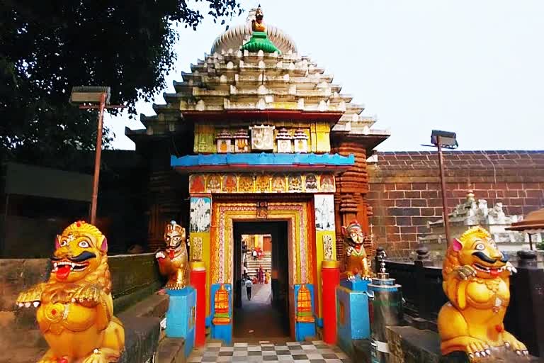 devotees offers prayer to lord lingaraj in bhubaneswar