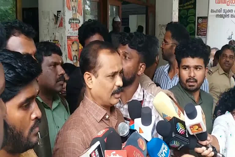 Thiruvananthapuram corportion Letter Controversy  BJP protest vv rajesh  BJP protest against mayor  mayor arya rajendran controversy  തിരുവനന്തപുരം നഗരസഭയിലെ കത്ത് വിവാദം  തിരുവനന്തപുരം നഗരസഭ മേയർ കത്ത് വിവാദം  കത്ത് വിവാദം ബിജെപി പ്രതിഷേധം  ബിജെപി ജില്ല പ്രസിഡന്‍റ് വി വി രാജേഷ്  കത്ത് വിവാദത്തിൽ പ്രതിഷേധം  മഹിള മോർച്ച  പന്തം കൊളുത്തി പ്രകടനം  തിരുവനന്തപുരം നഗരസഭ