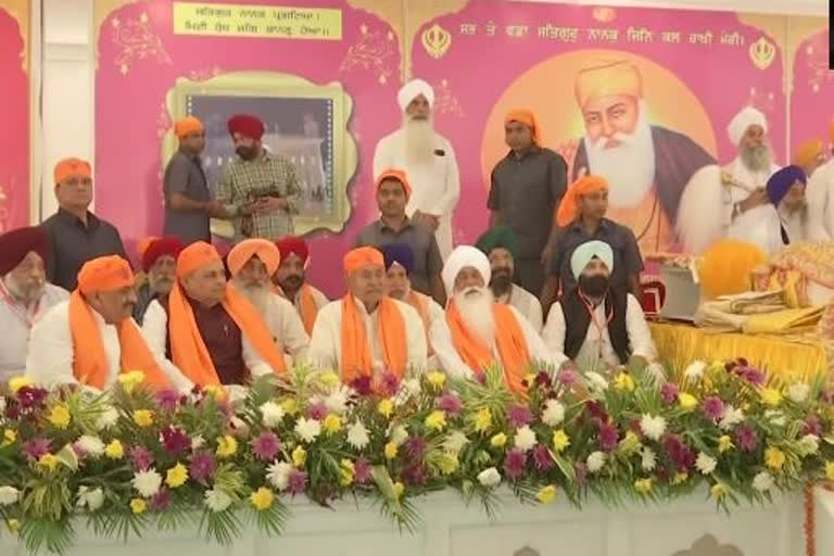 Bihar CM Nitish offers prayers at Patna Sahib on Guru Nanak Jayanti