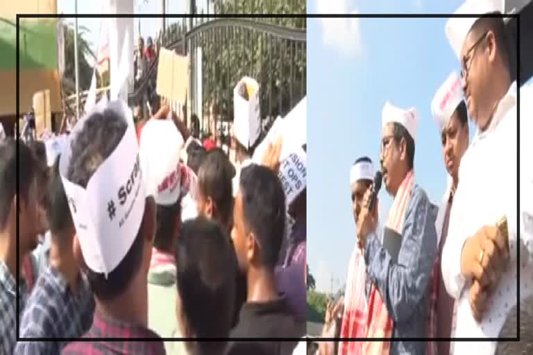 Employees protested demanding the maintenance of the pension policy