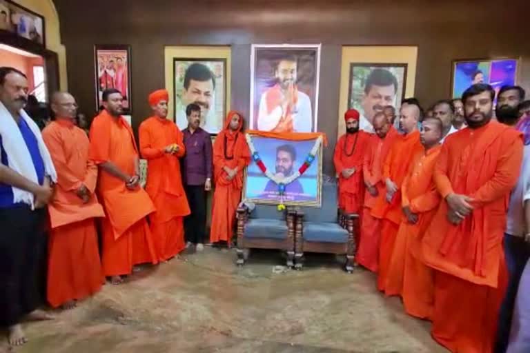 swamijis-visited-the-residence-of-mla-renukacharya