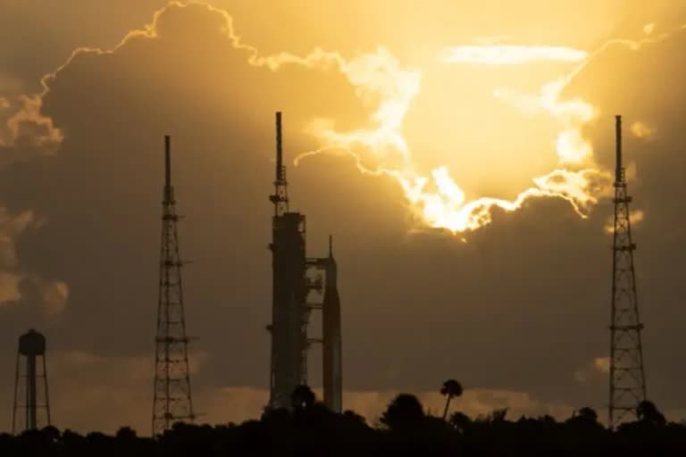 NASA launch of moon rocket  ചന്ദ്രനിലേക്കുള്ള റോക്കറ്റ് വിക്ഷേപണം  നാസ  ഫ്ലോറിഡ തീരത്തെ ചുഴലിക്കാറ്റ്  നാസയുടെ ചന്ദ്ര ദൗത്യം  NASA moon mission  science news  ശാസ്ത്ര വാര്‍ത്തകള്‍