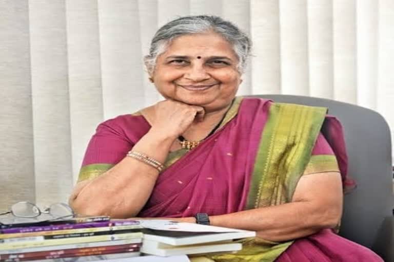 Sudha Murthy  philanthropist Sudha Murthy  British Prime Minister Rishi Sunak  Sudha Murthy visited Sindhudurg temple  national news  malayalam news  Narayan Murthy  Sudha Murthy visited temple for son on law  Sudha Murthy prayed for rishi sunak  ഋഷി സുനക്  മലയാളം വാർത്തകൾ  ദേശീയ വാർത്തകൾ  എഴുത്തുകാരി സുധ മൂർത്തി  എഴുത്തുകാരി സുധ മൂർത്തി ക്ഷേത്ര ദർശനം  ഋഷി സുനകിന് വേണ്ടി ക്ഷേത്ര ദർശനം  ഋഷി സുനകിന് വേണ്ടി സുധ മൂർത്തി  ബ്രിട്ടീഷ് പ്രധാനമന്ത്രി