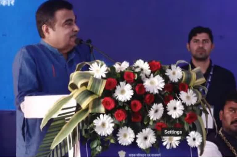 MP: Nitin Gadkari seeks apology over bad road, crowd applauds