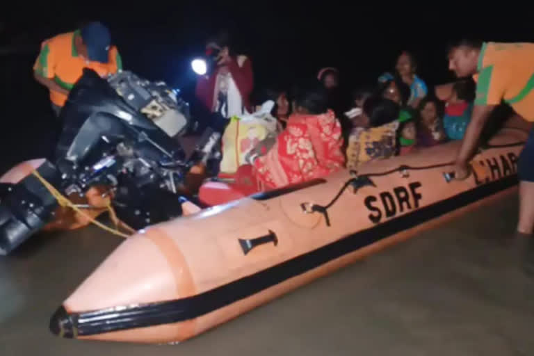 Bihar: Overloaded boat stucks in shallow water, SDRF rescues 100 of people