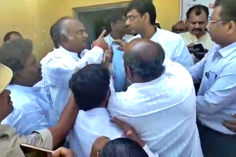 Clash between Congress leader and BJP leader  Congress leader and BJP leader in VijayaPura  Clash between political leaders in Vijayapura  ಜಿಲ್ಲಾಧಿಕಾರಿ ನಡೆ ಹಳ್ಳಿಯ ಕಡೆ  ಡಿಸಿ ಎದುರೇ ಕೈ ಕಮಲ ನಾಯಕರ ಕಿತ್ತಾಟ  ಬಬಲೇಶ್ವರ ತಾಲೂಕಿಗೆ ಡಿಸಿ ಭೇಟಿ  ರಾಜಕೀಯ ನಾಯಕರಿಬ್ಬರು ಗಲಾಟೆ  ಜಿಲ್ಲಾಧಿಕಾರಿ ಎದುರೇ ಇಬ್ಬರು ರಾಜಕೀಯ ನಾಯಕರು ಜಗಳ  ಬಬಲೇಶ್ವರ ಪಟ್ಟಣದಲ್ಲಿರುವ ತಹಶೀಲ್ದಾರ ಕಚೇರಿ  ಸರ್ಕಾರದ ಜಿಲ್ಲಾಧಿಕಾರಿ ನಡೆ ಹಳ್ಳಿ ಕಡೆ ಕಾರ್ಯಕ್ರಮ