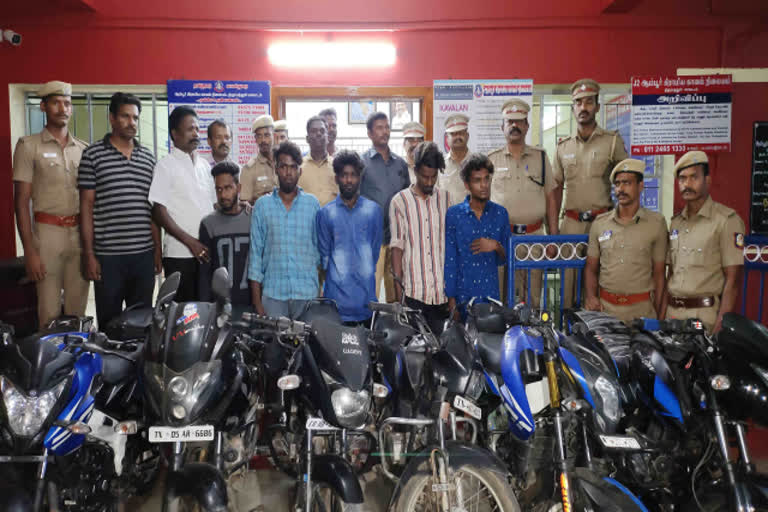 five youths arrested in tirupattur  tirupattur  serial robbery  robbery  tirupattur news  tirupattur latest news  தொடர் கொள்ளை  திருப்பத்தூர் செய்திகள்  திருப்பத்தூரில் இளைஞர்கள் கைது  திருப்பத்தூரில் தொடர் கொள்ளை  அடகு கடை  கொள்ளை  திருப்பத்தூர்  தங்கநகை  வெள்ளி