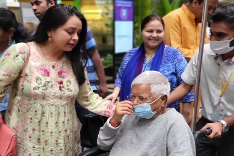 Roshni to donate kidney to her father  Roshni to donate kidney to Lalu prasad Yadav  Lalu prasad Yadav  Lalu prasad Yadav health issues  Lalu prasad Yadavs daughter roshni acharya  വൃക്ക ദാനം  ലാലുപ്രസാദ് യാദവ്  ലാലുപ്രസാദ് യാദവിന്‍റെ മകൾ റോഷ്‌നി ആചാര്യ  ലാലുപ്രസാദ് യാദവിന് മകൾ വൃക്ക നൽകും  റോഷ്‌നി ആചാര്യ  ലാലുപ്രസാദ് യാദവ്  രാഷ്‌ട്രീയ ജനതാദൾ നേതാവ് ലാലുപ്രസാദ് യാദവ്  ആർജെഡി  രാഷ്‌ട്രീയ ജനതാദൾ  ലാലുപ്രസാദ് യാദവ് ആരോഗ്യനില