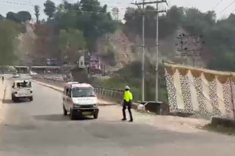 pm modi  narendra modi  pm modi stops convoy  pm modi stops convoy to give way to ambulance  pm modi give way to ambulance  latest national news  latest news in himachal pradesh  latest news today  വാഹനവ്യൂഹം പാതിവഴിയില്‍ നിര്‍ത്തി പ്രധാന മന്ത്രി  ആംബുലന്‍സിന് വഴി നല്‍കാന്‍  പ്രധാന മന്ത്രി നരേന്ദ്ര മോദി  തെരഞ്ഞെടുപ്പ് റാലികള്‍  കങ്ക്റ ജില്ലയിലെ ചമ്പി  ഏറ്റവും പുതിയ ദേശീയ വാര്‍ത്ത  ഹിമാചല്‍ പ്രദേശ് ഏറ്റവും പുതിയ വാര്‍ത്ത  ഇന്നത്തെ പ്രധാന വാര്‍ത്ത